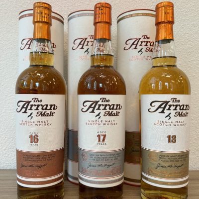 https://www.greedyspirits.nl/wp-content/uploads/2024/07/Arran-Pure-by-Nature-16-17-en-18y-400x400.jpg